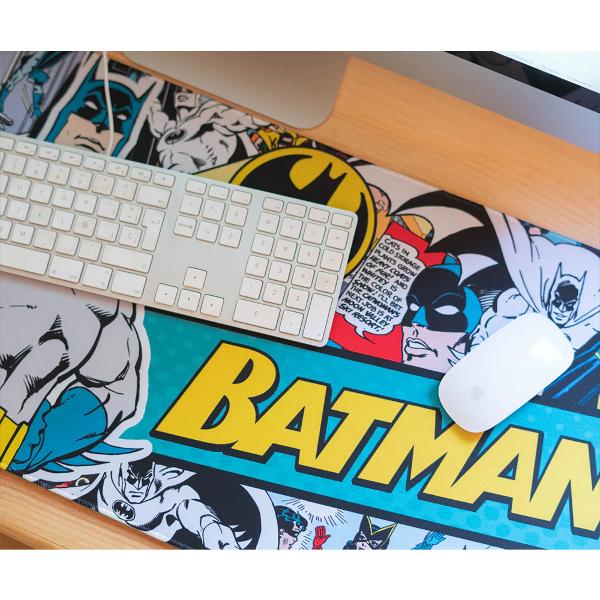 Mousepad profesional pentru gaming si birou Batman Comics model XL antiderapant impermeabil 80x35 cmDESIGN - Configuratia ta va fi plina de culoare cu acest mousepad Batman Comics Foloseste-l la birou sau acasa Daca esti un jucator un designer grafic sau doar vrei sa-ti decorezi biroul cu stil acest mousepad este pentru tineMAI MARE SI MAI BUN- Acest mousepad a fost 