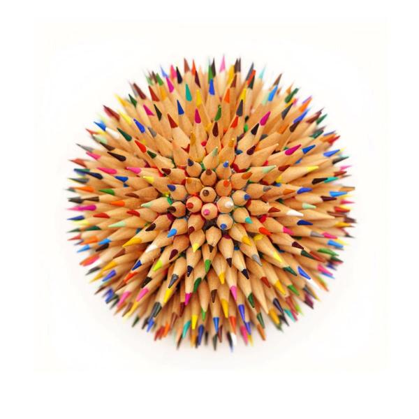 50 de culori stralucitoareLemn de inalta calitate pentru ascutire usoaraCamp de nume inclus pe fiecare creionPigmenti de culoare extra pentru culori super intense si vibrante