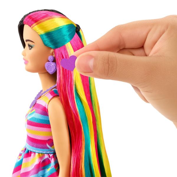 Inspirata de papusa Barbie cel mai bine vanduta care a facut furori pentru prima data acum 30 de ani papusa Barbie Totally Hair cu tematica de inima se mandreste cu propria ei coafura textura de par si cu propriul look la moda Papusa are 85 inch de par foarte lung cu care va puteti juca si include peste 15 piese suplimentare inclusiv 8 agrafe de par cu schimbare de culoare accesorii pentru coafare si o moda suplimentara Papusa Barbie are o forma miniona a corpului si include par 