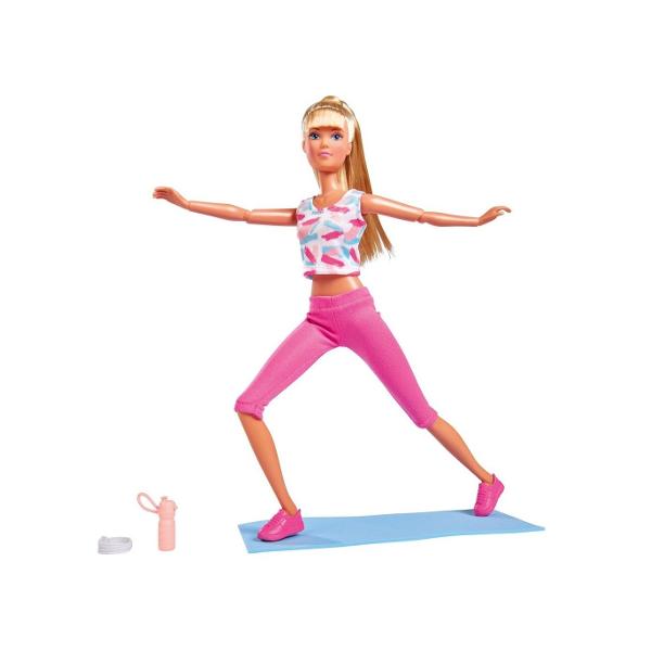 Papusa Steffi poarta o tinuta sportiva cu corpul complet articulat in 14 puncte Setul include covoras sport si sticla de bautSteffi nu numai ca iubeste moda dar exceleaza si intr-o varietate de sporturi iar aceasta papusa este cea mai buna dovada in acest sens intrucat acum poarta mai multe tinute sportive decat haine la moda Tot ce trebuie sa faceti este sa intindeti covorasul de yoga si putesi incepe diferite ipostaze de yogaPapusile de moda Steffi Love cu manopera 