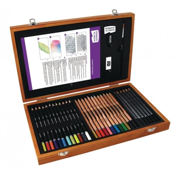 Set complet pentru desen cutie din lemn 35 bucset Derwent AcademyCreioane versatile de înalt&259; calitate pentru colorat &537;i schi&539;e ideale pentru arti&537;tii aspiran&539;i &537;i amatori de toate vârsteleCon&539;ine 30 de creioane 12 de colorat 12 acuarel&259; 6 de grafit include &537;i ascu&539;itoare gum&259; de &537;ters pensul&259; bloc de desen &537;i o foaie de proiect cu sfaturi utile &537;i trei proiecte de 
