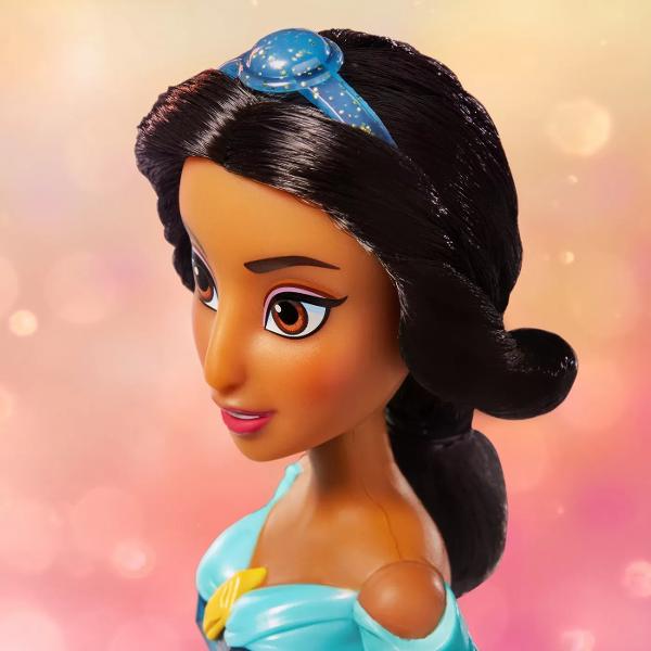In filmul clasic Aladdin de la Disney curajoasa si independenta printesa Jasmine a Agrabahului vrea sa descopere lumea si sa isi decida singura viitorul Cu aceasta papusa Disney Princess Shimmer copiii si-o pot imagina pe Jasmine si viata ei regala pot recrea momentele favorite din film sau isi pot imagina aventuri noi Inspirata de personajul din filmul de animatie aceasta papusa Disney vine alaturi de accesorii tematice o diadema si pantofi Micuta ta visatoare va adora sa joace 