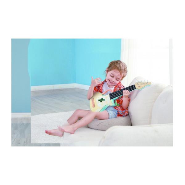 Incepeti explorarea muzicala pe acesta chitarra ukulele Include un carte de instructiuni si un maner pentru a usura transportul Acordati corzile si apoi urmati cartea de instructiuni inclusa pentru a reda cateva melodii preferate Startul perfect pentru starul rock incepator Excelent pentru dezvoltarea abilitatilor auditive si creative invata copiii mici despre ritmul de baza alergarea si alte tehnici musicale Pregatire perfecta pentru invatarea muzicala avansata Jucariile sunt 