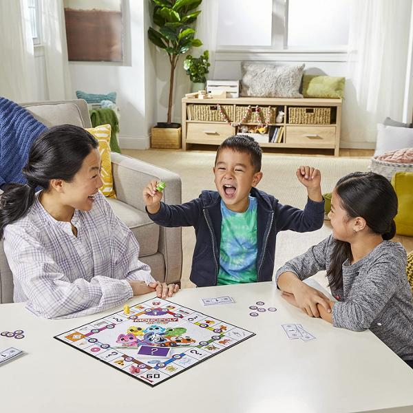 Jocul de masa Monopoly Discover ofera instrumente de predare distractive pentru familii Dispune de o tabla de joc cu doua fete cu 2 niveluri de joc astfel incat sa puteti decide ce nivel este potrivit pentru familie O parte se concentreaza pe numarare si potrivire recomandata copiilor de 4-5 ani Întoarceti tabla pentru o joaca mai avansata concentrandu-va pe citit si matematica simpla recomandata copiilor cu varsta de la 6 ani in sus Jocul din fiecare nivel foloseste propriul 