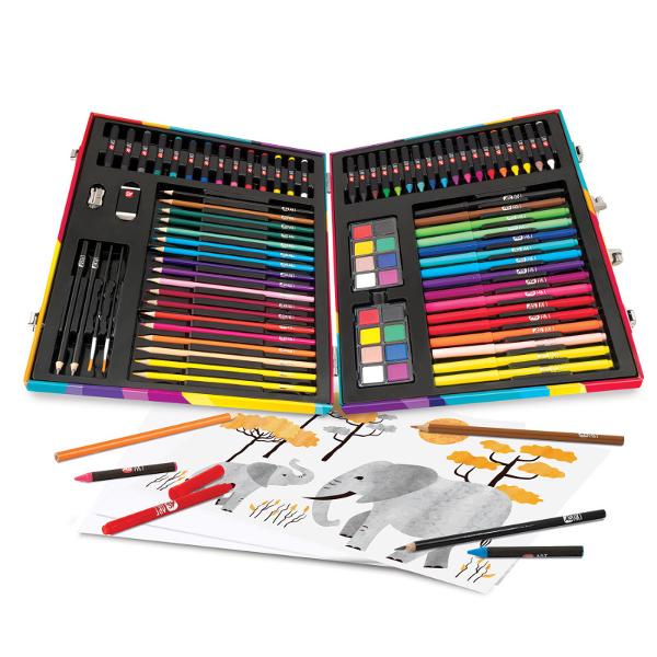Indiferent de numarul de culori din paleta ta nu ai niciodata prea multe Cutia de culori premium din lemn va pune la dispozitie toate instrumentele si materialele necesare pentru ore nelimitate de creatie in culori invatand diferite tehnici de desen Setul contine 14 culori pastel 18 creioane cerate 16 pixuri 18 creioane colorate 16 acuarele 2 creioane de desen 2 pensule 1 radiera 1 ascutitoare Toate materialele frumos aranjate si organizate intr-o cutie din lemn cu maner pe 