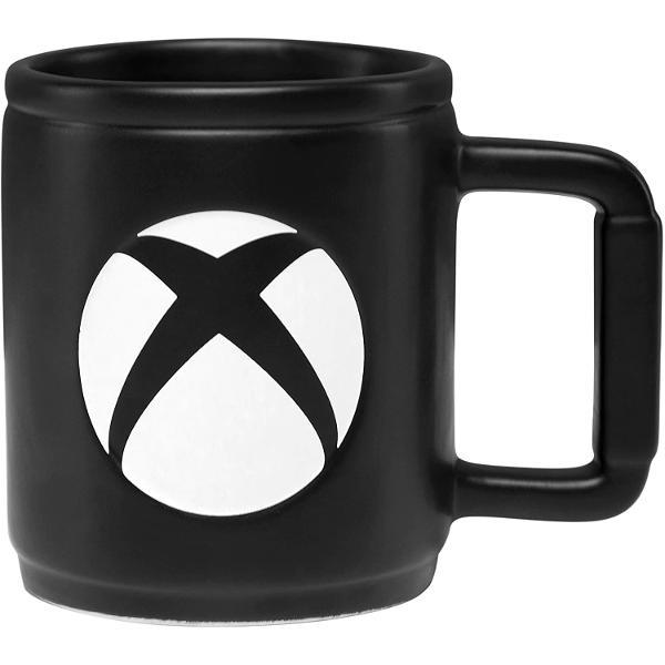 Cana personalizata Xbox din ceramica 350 ml produs licentiatUn cadou grozav pentru jucatori si iubitori de jocuri video pe consola in special pentru fani Xbox Aceasta cana este realizata din ceramica neagra si design cu logo-ul Xbox 3DEste un produs oficial cu licenta Xbox cu o capacitate de aproximativ 350 ml designul negru aducand cu consola Xbox One si prezinta simbolul X al consolei in partea frontala si logo-ul pe partea laterala a maneruluiAceasta cana 