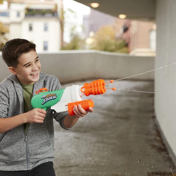 Blasterul de apa Nerf Super Soaker Hydro Frenzy are 2 tuburi in teava si duza reglabila pentru a schimba modul in care apa este aruncata din tuburi pentru distractie nebuna 3-in-1 cu apa din belsug Dezlantuie 2 jeturi paralele din blaster trage de duza inapoi pana la jumatate pentru a lansa 2 jeturi consistente sau trage de duza inapoi pana la capat pentru actiune intensa cu apa cu tuburile care se rasucesc in toate directiile trimitand jeturi de apa peste tot Toata lumea din raza poate 