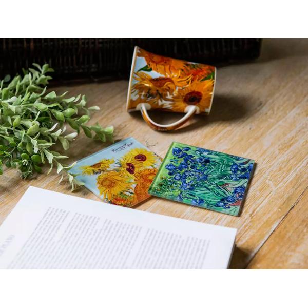 Set de 2 suporturi p&259;trate pentru c&259;ni sau pahare cu tablourile Iris si Sunflowers ale lui Vincent van GoghSuporturile suint fabricate din sticl&259; ceea ce le face foarte u&537;or de cur&259;&539;atSunt prevazute cu picioruse din siliconDimensiuni 105x105cm