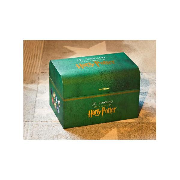 Pachetul cuprinde volumele I-VII din seria Harry Potter &537;i un cuf&259;r pentru colec&539;ionariHarry Potter &537;i piatra filosofal&259; 1 - traducere din englez&259; de Florin BicanHarry Potter &537;i camera secretelor 2 - traducere din englez&259; de Tatiana DragomirHarry Potter &537;i prizonierul din Azkaban 3 - traducere din englez&259; de Radu ParaschivescuHarry Potter &537;i Pocalul de Foc 4 - traducere din englez&259; de Florin Bicanbr 