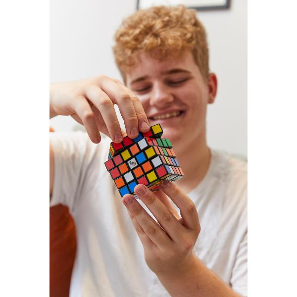 Cubul profesor Rubik este versiunea 5x5 a celebrului cub Rubik Rubiks 5x5 este cel mai complet dintre toate cuburile Cu toate acestea cunostintele despre cum sa rezolvati 3x3 si 4x4 va vor ajuta Spin Master Cub Rubiks 5x5 Professor Bulk Cubul original 5x5 este un teaser extrem de captivant care a fascinat fanii din intreaga lume cu jocul sau iconic O necesitate pentru iubitorii de Rubiks scopul este sa incercati sa rasuciti si sa intoarceti cubul Rubik la starea initiala pana cand 