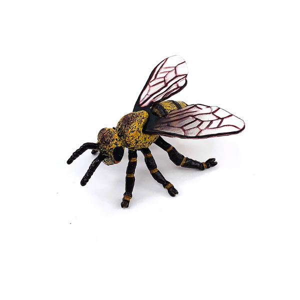 Tudor Arghezi a fost inspirat de lumea miraculoasa a albinelor si le-a dedicat o seama de poezii Ce poate fi mai frumos decat sa explorezi varietatea celor 20000 de specii de albine existente pe Terra Stiai ca cea mai mare albina are o lungime de 39 cm iar cea mai mica 21 mm Acum iti poti imbogati cunostintele intr-un mod interactiv prin intermediul figurinelor PapoFigurina Papo Albina este o 