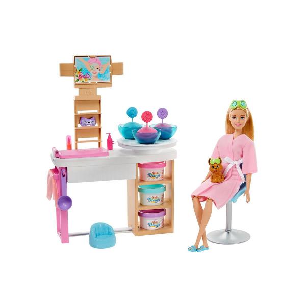 Barbie stie ca cel mai bun mod de a arata bine este un rasfat la salonul spa Setul de joaca - O zi la salonul de spa ne prezinta modalitatea ei preferata de a se relaxa Setul include papusa Barbie o figurina catelus dar si accesorii tematice pentru salonul spa Poti realiza masti diferite pentru Barbie si 