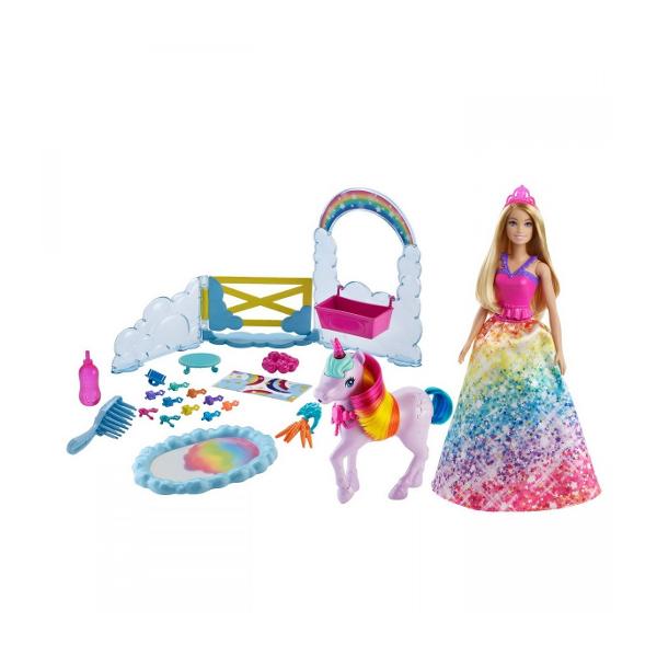 Acest set de joaca Barbie Dreamtopia incurajeaza joaca de-a ingrijitul si distractie de basm cu papusa printesa Barbie animalul sau de companie unicorn si schimbare magica a culorii Inspirat de nori si curcubeie grajdul fantastic este locul perfect in care papusa Barbie® sa isi ingrijeasca unicornul Umpleti sticla cu apa puneti bebelusul unicorn pe olita si ajutati-o pe papusa Barbie sa-si hraneasca animalul de companie Cand unicornul &bdquoisi face nevoile&rdquo culoarea 