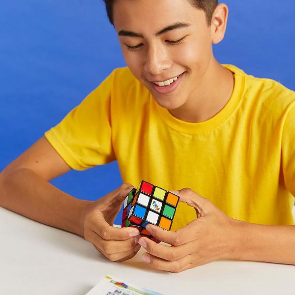 Cubul Rubik este versiunea 3x3 a celebrului cub Rubik Cubul lui Rubik este un joc problema de tip puzzle Clasicul pentru strategii este un cub truc pentru promovarea gandirii spatiale Scopul jocului este de a aduce cubul in pozitia sa de baza Adica culorile laturilor trebuie sa ofere o culoare uniforma Un mecanism de pivoti permite rotirea independenta a fiecarei fete si astfel amestecarea culorilorPentru rezolvarea jocului fiecare fata trebuie sa aiba o singura culoare