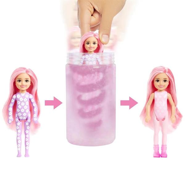 Papusile Barbie Color Reveal asigura o experienta de despachetare plina de surprize sase la numar Cu seria Sunshine and Sprinkles - cu tema ploaie sau soare - este garantata o papusa Chelsea cu o tinuta de ploaie pastelata din vinil dar aspectul fiecarei papusi ramane un mister pana cand este dezvaluit Ambalajul face parte din distractie trageti banda pentru a scoate invelisul exterior si a descoperi un tub transparent &Icircnauntru se afla o papusa Color Reveal Chelsea al carei 
