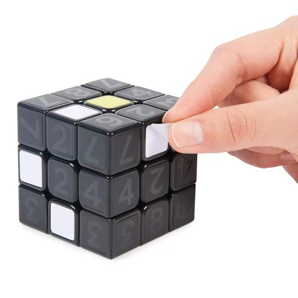 Dezlipirea autocolantelor apoi rezolvarea unui grup de straturi dezvaluite - pas cu pas - inseamna simplificarea invatarii si mai putina distragere a atentiei Profita de ghidul pas-cu-pas si de videourile incluse pentru a primi indrumarile necesare la rezolvarea cubului Cubul Coach Cube este initial acoperit de autocolante negre numerotate Dezlipeste autocolantele rezolva & si roteste din nou - acum ai un cub obisnuit 3x3 gata de utilizare