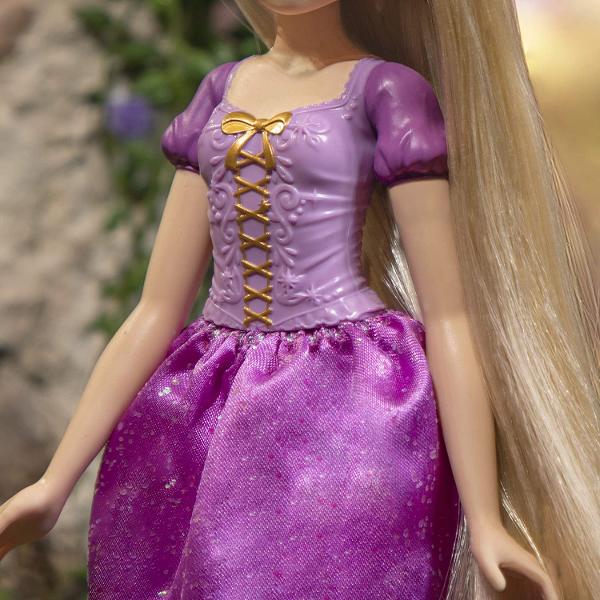Viseaza la parul lui Rapunzel aceasta papusa are un par extraordinar de lung cu o lungime a parului de 45 cmInclude fusta detasabila si perie de par astfel incat copiii sa isi poata coafa parul blond Fusta detasabila asigura o mare distractie Aceasta papusa Disney Princess Rapunzel este un plus excelent pentru o colectie Disney si este minunata pentru crearea de noi aventuri pentru popularul Disney Princess