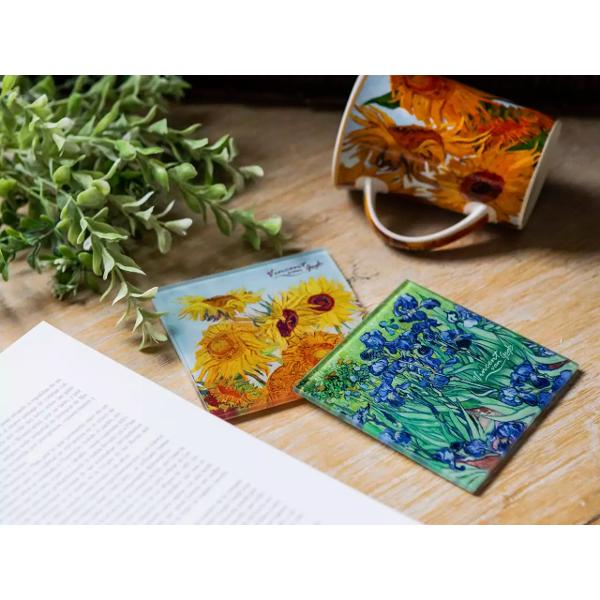 Set de 2 suporturi p&259;trate pentru c&259;ni sau pahare cu tablourile Iris si Sunflowers ale lui Vincent van GoghSuporturile suint fabricate din sticl&259; ceea ce le face foarte u&537;or de cur&259;&539;atSunt prevazute cu picioruse din siliconDimensiuni 105x105cm