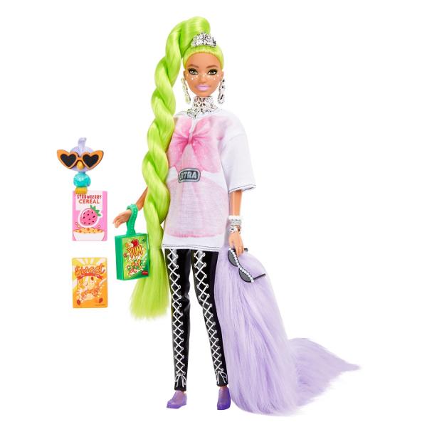 Papusile Barbie Extra etaleaza tinute indraznete si culori vii si iau atitudine Fiecare papusa Barbie are propriul stil jucaus si extravagant Iar animalele lor de companie fiecare diferit si adorabil au si ele o personalitate puternica Barbie Extra permite copiilor sa exploreze exprimarea de sine prin stil si ofera o experienta de moda si stilizare captivanta cu papusi articulate Reprezinta distractie cu moda cu sclipici ursuleti gumati emoji si par distinctiv aducand un vibe EXTRA 