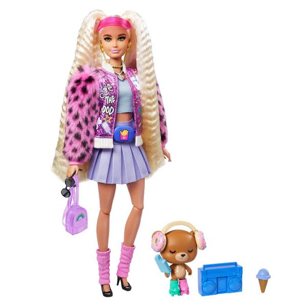 Papusile Barbie Extra etaleaza tinute indraznete si culori vii si iau atitudine Fiecare papusa Barbie are propriul stil jucaus si exagerat Iar animalele lor de companie fiecare diferit si adorabil au si ele o personalitate puternica Barbie Extra permite copiilor sa exploreze exprimarea de sine prin stil si ofera o experienta de moda si stilizare captivanta cu papusi articulate Reprezinta distractie cu moda cu sclipici ursuleti gumati emoji si par distinctiv aducand un vibe EXTRA 