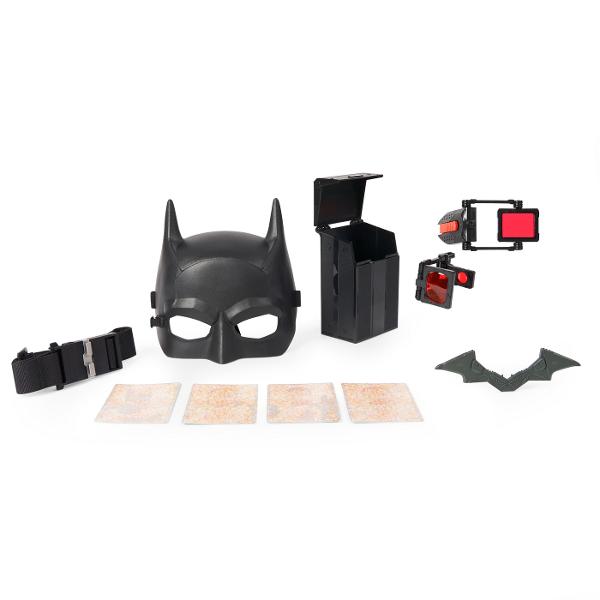 Apara orasul Gotham cu trusa pentru detectivi a lui BatmanAcest set interactiv de jocuri de rol de detectiv are tot de ce ai nevoie pentru a deveni cel mai mare detectiv din orasul Gotham - cu o masca Batman centura utilitara geanta de detectiv carduri cu indicii si multe altele Pastreaza cardurile cu probe in siguranta in geanta de detectiv Ataseaz-o la centura ta utilitara pune-ti masca de Batman si esti gata de start Acest set plin de actiune iti va transforma toate visele 